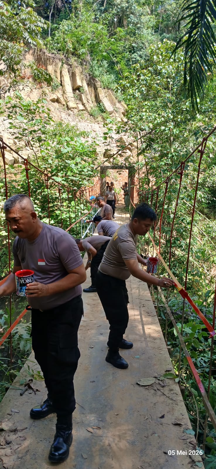 Polresta Deli Serdang Renovasi Jembatan Gantung Gunung Merlawan, Wujud Nyata "Polri Untuk Masyarakat"