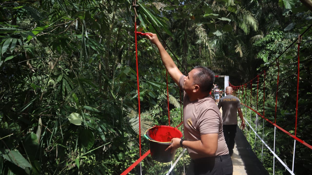 Polresta Deli Serdang Renovasi Jembatan Gantung Gunung Merlawan, Wujud Nyata "Polri Untuk Masyarakat"
