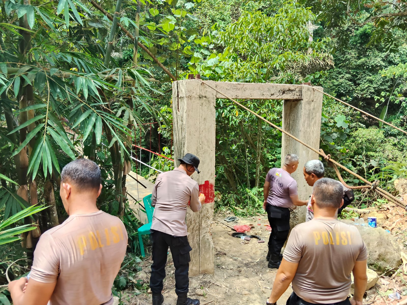 Polresta Deli Serdang Renovasi Jembatan Gantung Gunung Merlawan, Wujud Nyata "Polri Untuk Masyarakat"