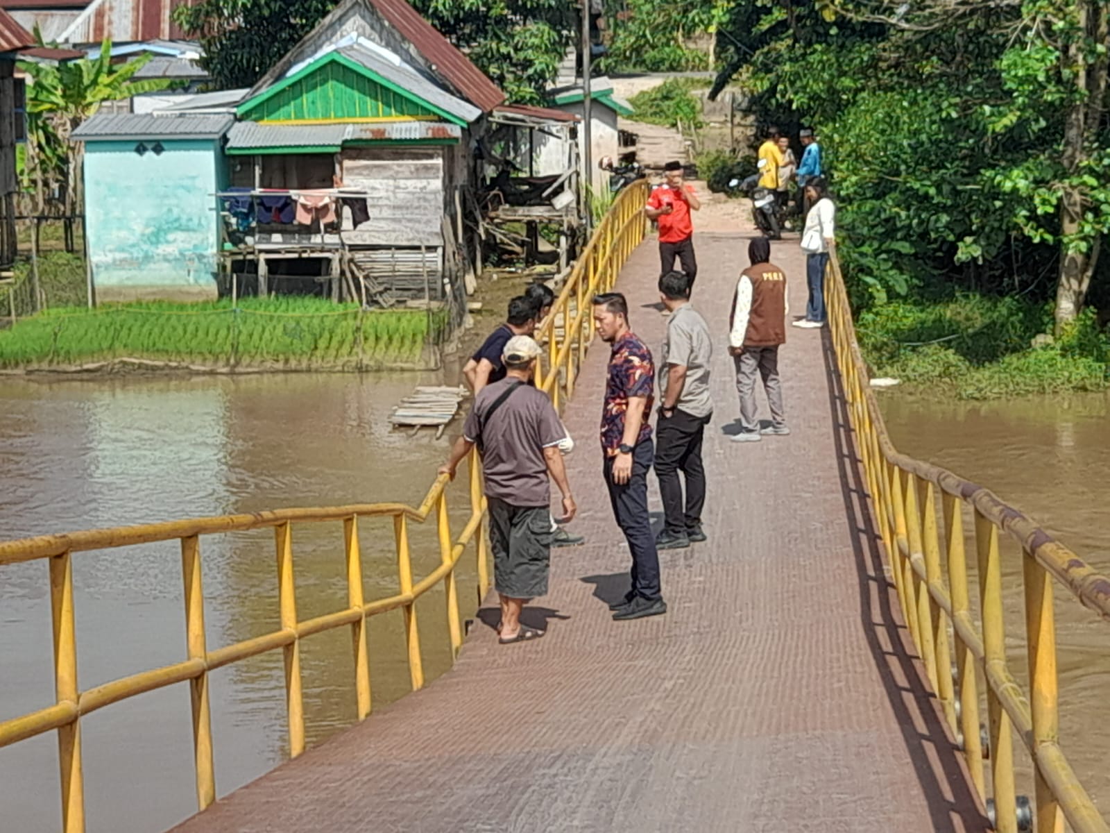 Gerak Cepat Dinas PUPR Ogan Ilir Periksa Jembatan di Desa Sukarami yang Nyaris Roboh