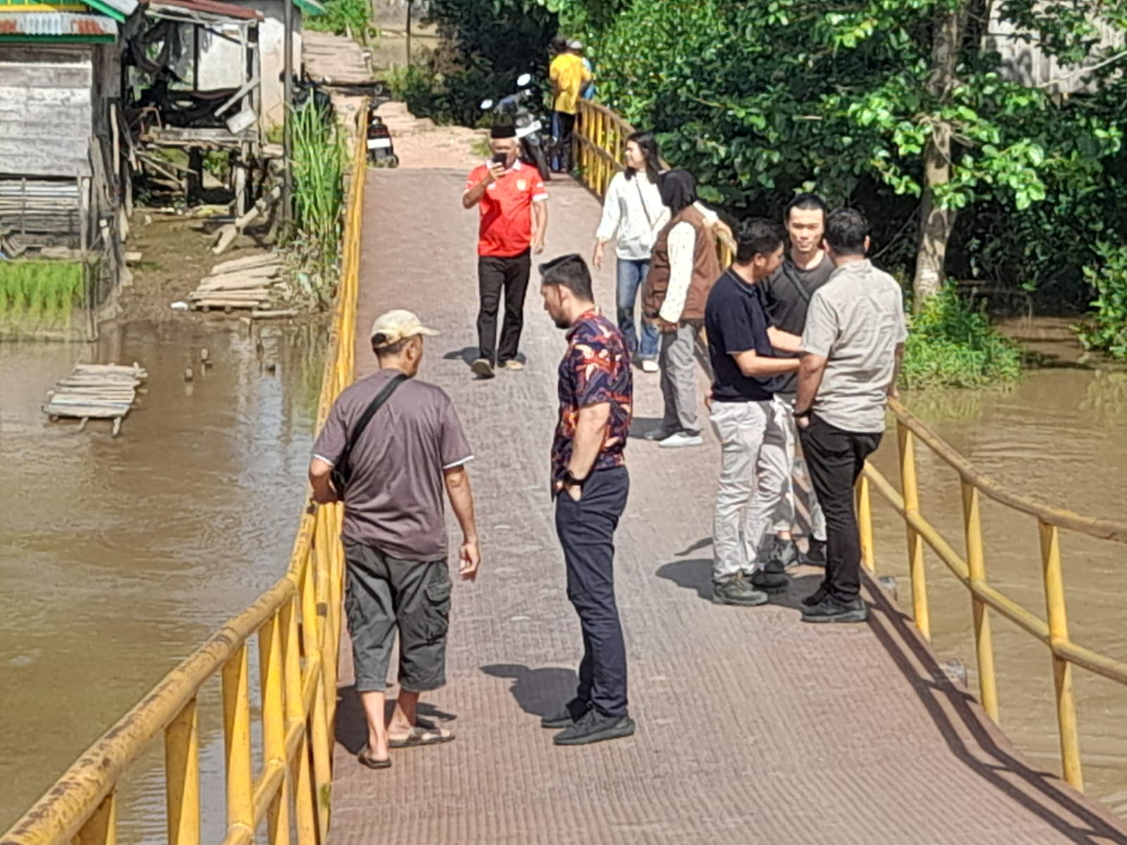 Gerak Cepat Dinas PUPR Ogan Ilir Periksa Jembatan di Desa Sukarami yang Nyaris Roboh