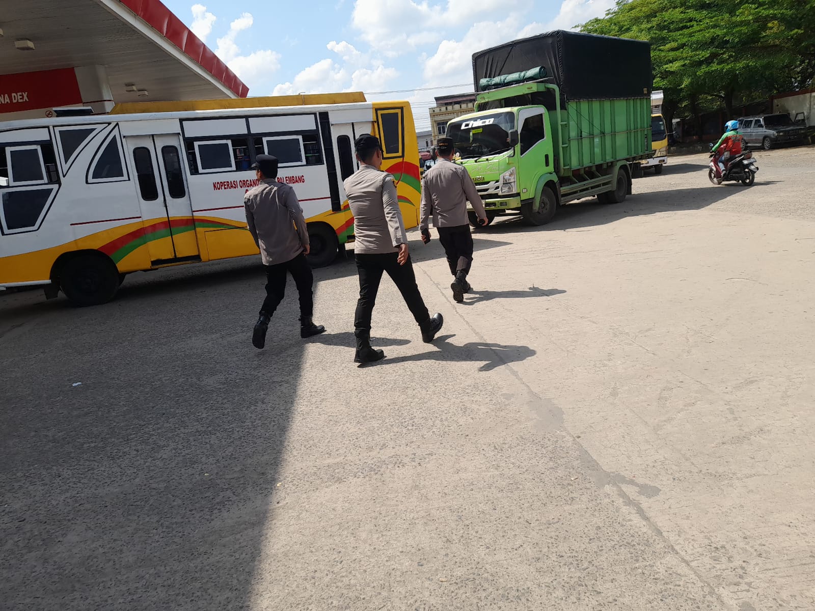 Polsek Indralaya Antisipasi Kemacetan dan Penumpukan Kendaraan Akibat Antrean Panjang di SPBU H. Romi Herton Polsek Indralaya Antisipasi Kemacetan dan Penumpukan Kendaraan Akibat Antrean Panjang di SPBU H. Romi Herton