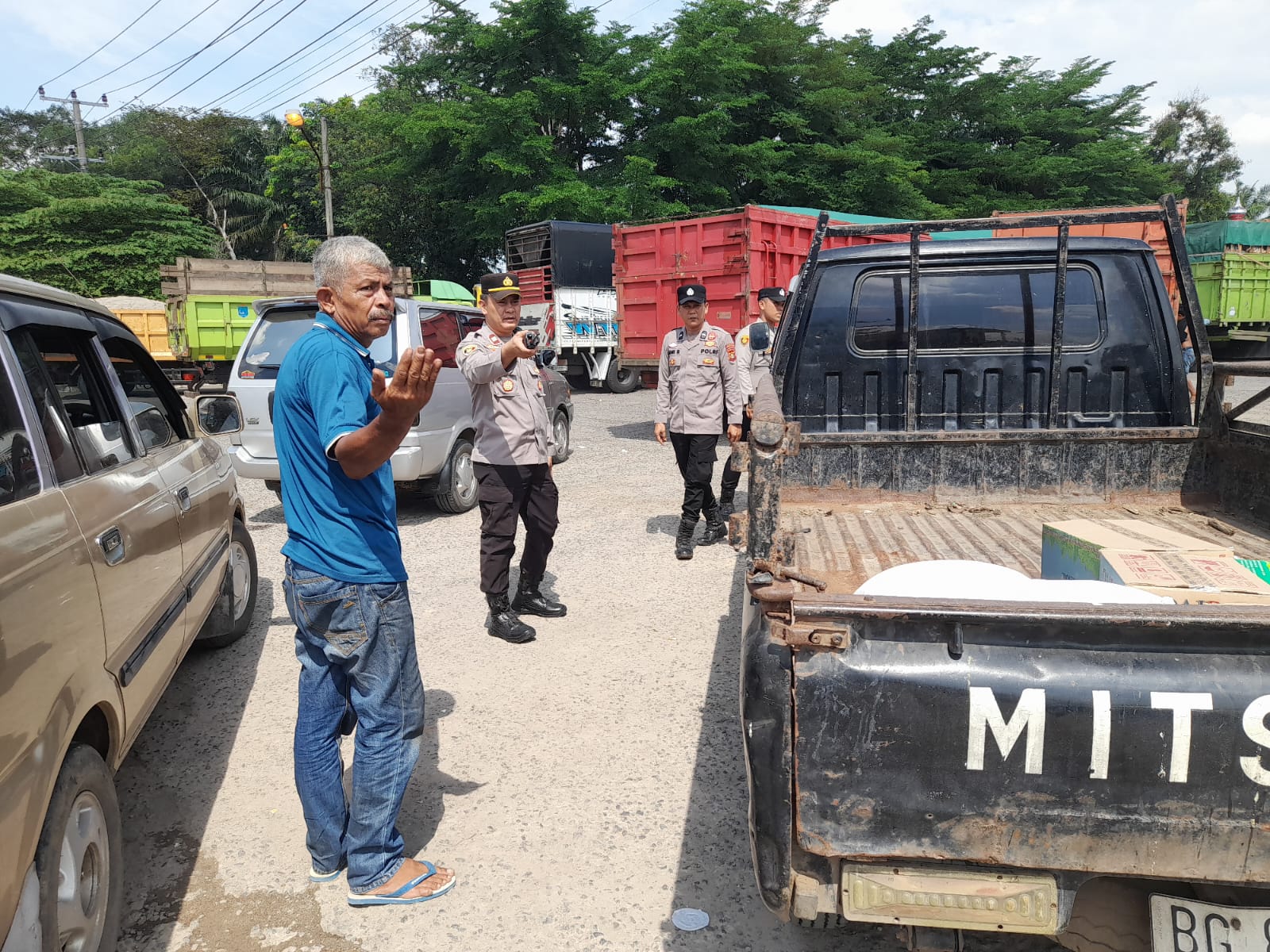 Polsek Indralaya Antisipasi Kemacetan dan Penumpukan Kendaraan Akibat Antrean Panjang di SPBU H. Romi Herton Polsek Indralaya Antisipasi Kemacetan dan Penumpukan Kendaraan Akibat Antrean Panjang di SPBU H. Romi Herton