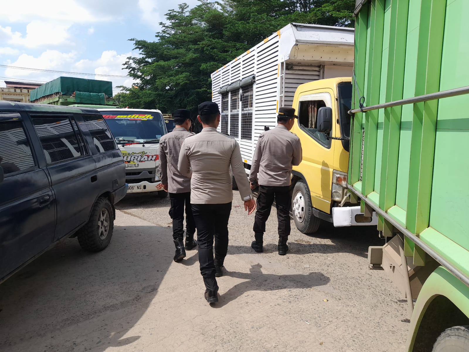 Polsek Indralaya Antisipasi Kemacetan dan Penumpukan Kendaraan Akibat Antrean Panjang di SPBU H. Romi Herton Polsek Indralaya Antisipasi Kemacetan dan Penumpukan Kendaraan Akibat Antrean Panjang di SPBU H. Romi Herton