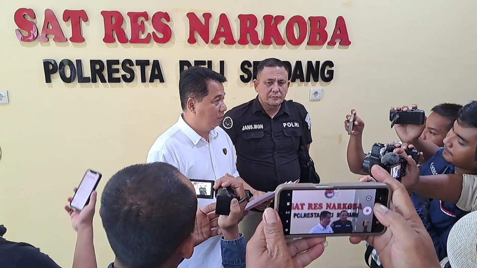 Kasat Res Narkoba Polresta Deli Serdang Paparkan Kronologi Pengungkapan Penanaman Ganja di Tanjung Morawa Kasat Res Narkoba Polresta Deli Serdang Paparkan Kronologi Pengungkapan Penanaman Ganja di Tanjung Morawa