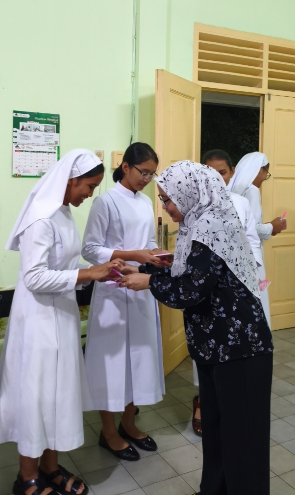 Postulan dan Novis St. Bonaventura Mengikuti Pelatihan Penulisan Doa Sederhana dalam Bahasa Inggris bersama Dosen dan Mahasiswa PBI UKMC Postulan dan Novis St. Bonaventura Mengikuti Pelatihan Penulisan Doa Sederhana dalam Bahasa Inggris bersama Dosen dan Mahasiswa PBI UKMC
