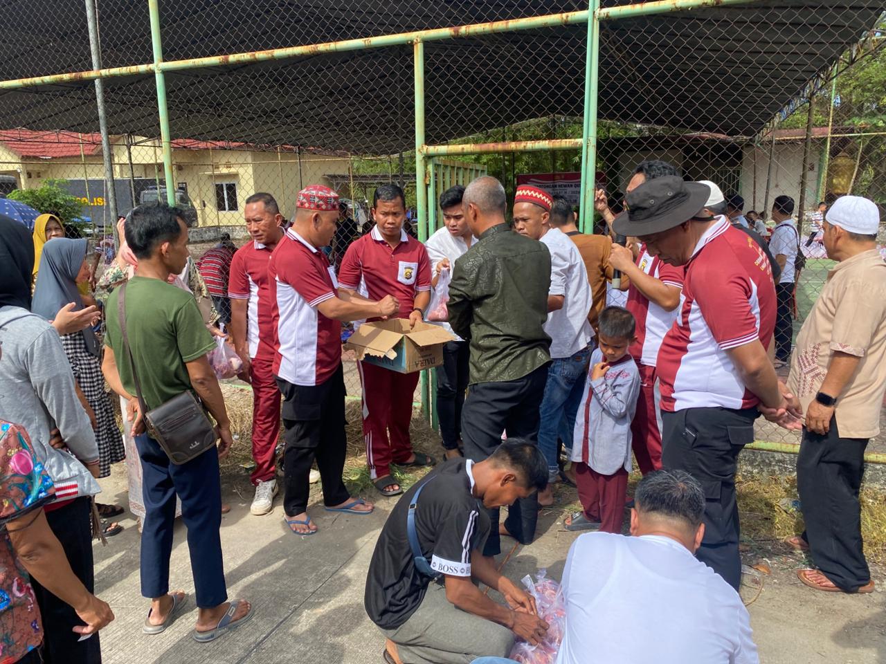 POLRES OGAN ILIR GELAR PEMOTONGAN 7 EKOR SAPI QURBAN, WUJUD KEPEDULIAN DAN KEBERSAMAAN DENGAN MASYARAKAT