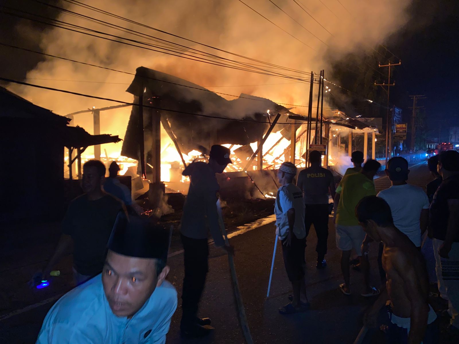 Personil Polsek Tanjung Raja Ogan Ilir, Damkar dan Masyarakat Bahu-Membahu Padamkan Kebakaran Kantor Lurah Tanjung Raja Utara Personil Polsek Tanjung Raja Ogan Ilir, Damkar dan Masyarakat Bahu-Membahu Padamkan Kebakaran Kantor Lurah Tanjung Raja Utara