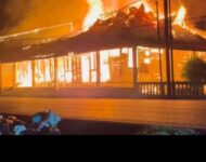 Personil Polsek Tanjung Raja Ogan Ilir, Damkar dan Masyarakat Bahu-Membahu Padamkan Kebakaran Kantor Lurah Tanjung Raja Utara