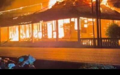Personil Polsek Tanjung Raja Ogan Ilir, Damkar dan Masyarakat Bahu-Membahu Padamkan Kebakaran Kantor Lurah Tanjung Raja Utara