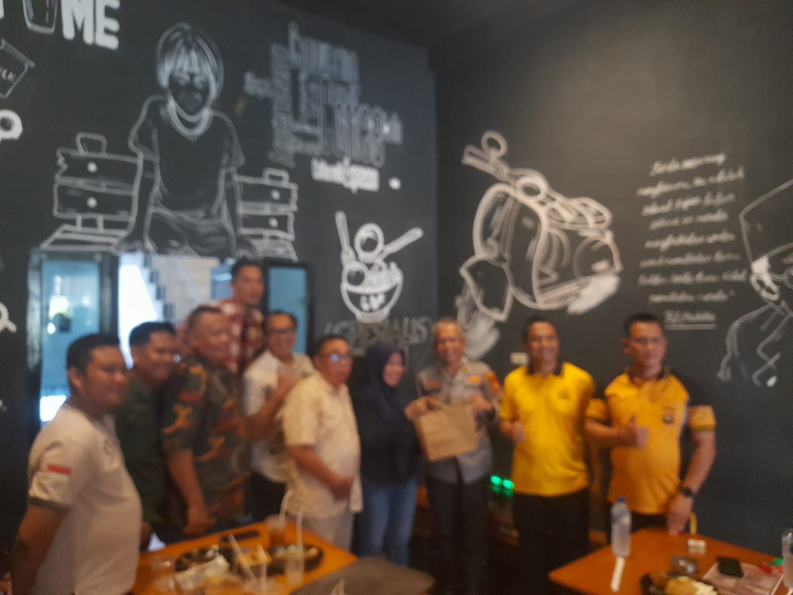 Wartawan Ogan ilir Berikan Cindramata Kepada Kompol Herman, Memasuki Purna Bakti