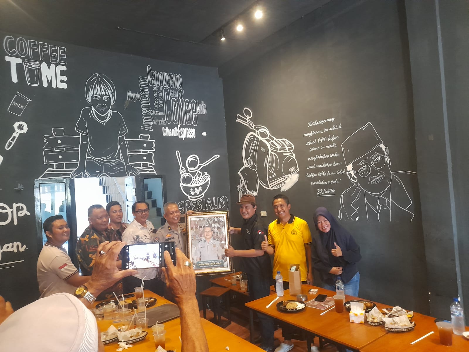 Wartawan Ogan ilir Berikan Cindramata Kepada Kompol Herman, Memasuki Purna Bakti