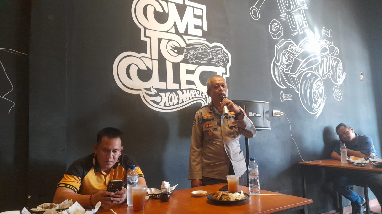 Wartawan Ogan ilir Berikan Cindramata Kepada Kompol Herman, Memasuki Purna Bakti