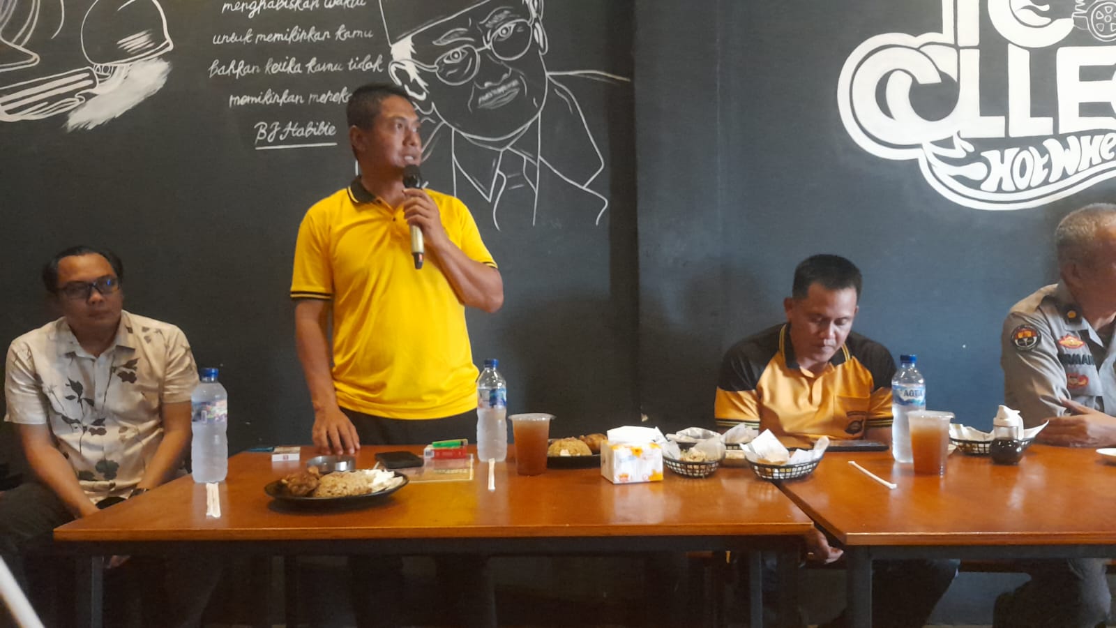 Wartawan Ogan ilir Berikan Cindramata Kepada Kompol Herman, Memasuki Purna Bakti
