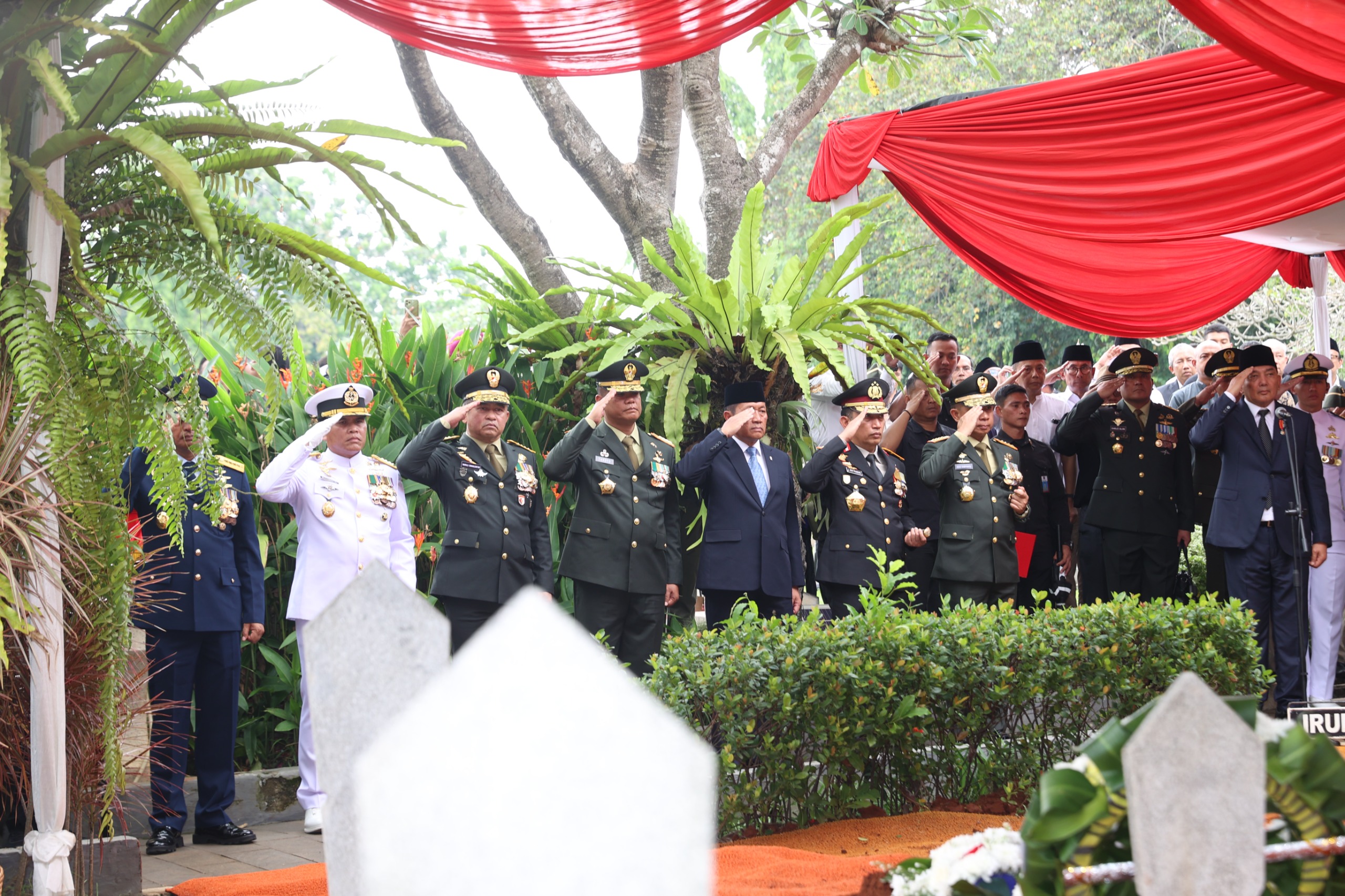 Kasad Beri Penghormatan Terakhir kepada Jenderal TNI (Purn) Ryamizard Ryacudu Kasad Beri Penghormatan Terakhir kepada Jenderal TNI (Purn) Ryamizard Ryacudu