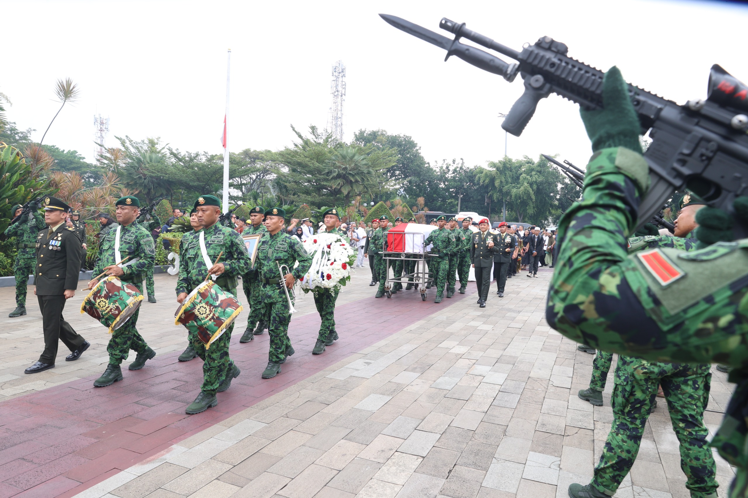 Kasad Beri Penghormatan Terakhir kepada Jenderal TNI (Purn) Ryamizard Ryacudu Kasad Beri Penghormatan Terakhir kepada Jenderal TNI (Purn) Ryamizard Ryacudu