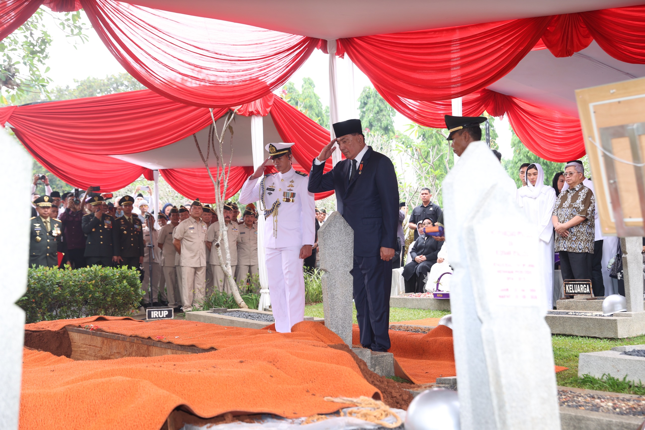 Kasad Beri Penghormatan Terakhir kepada Jenderal TNI (Purn) Ryamizard Ryacudu Kasad Beri Penghormatan Terakhir kepada Jenderal TNI (Purn) Ryamizard Ryacudu