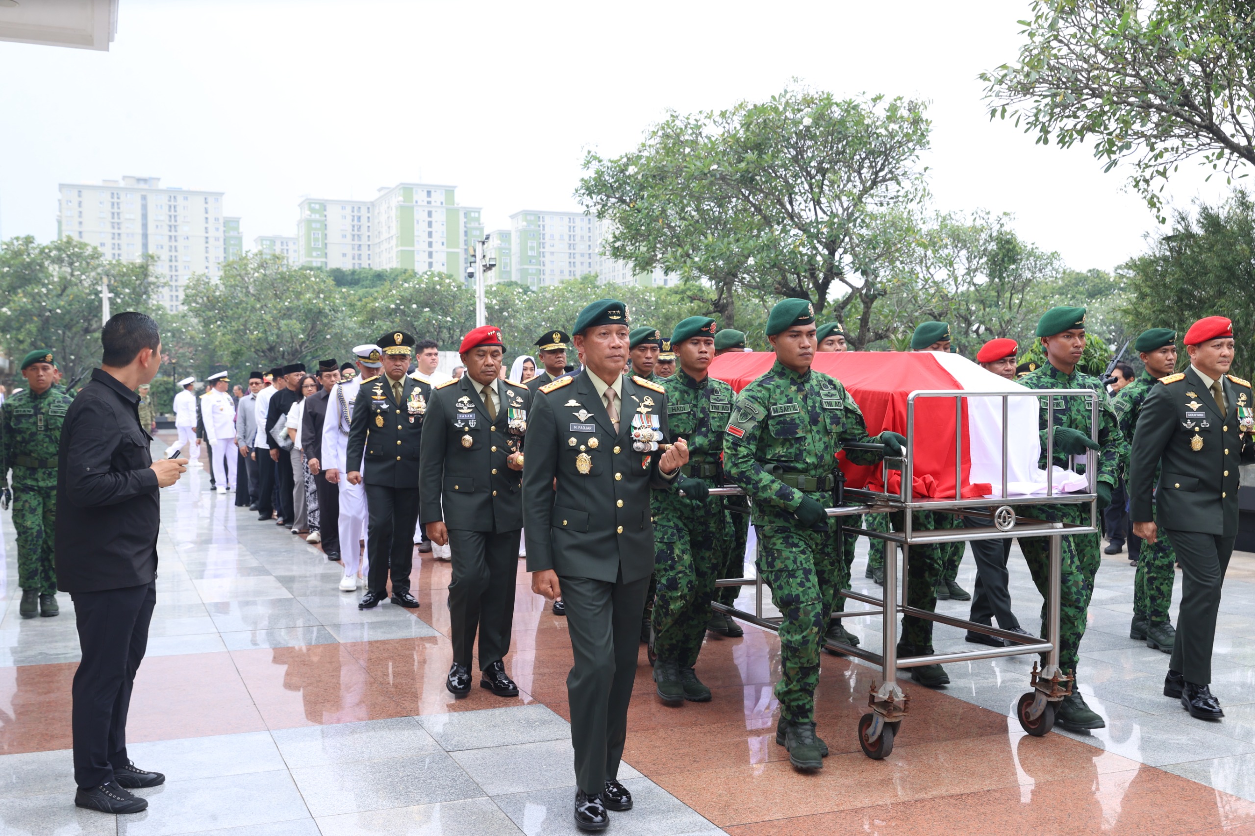 Kasad Beri Penghormatan Terakhir kepada Jenderal TNI (Purn) Ryamizard Ryacudu Kasad Beri Penghormatan Terakhir kepada Jenderal TNI (Purn) Ryamizard Ryacudu