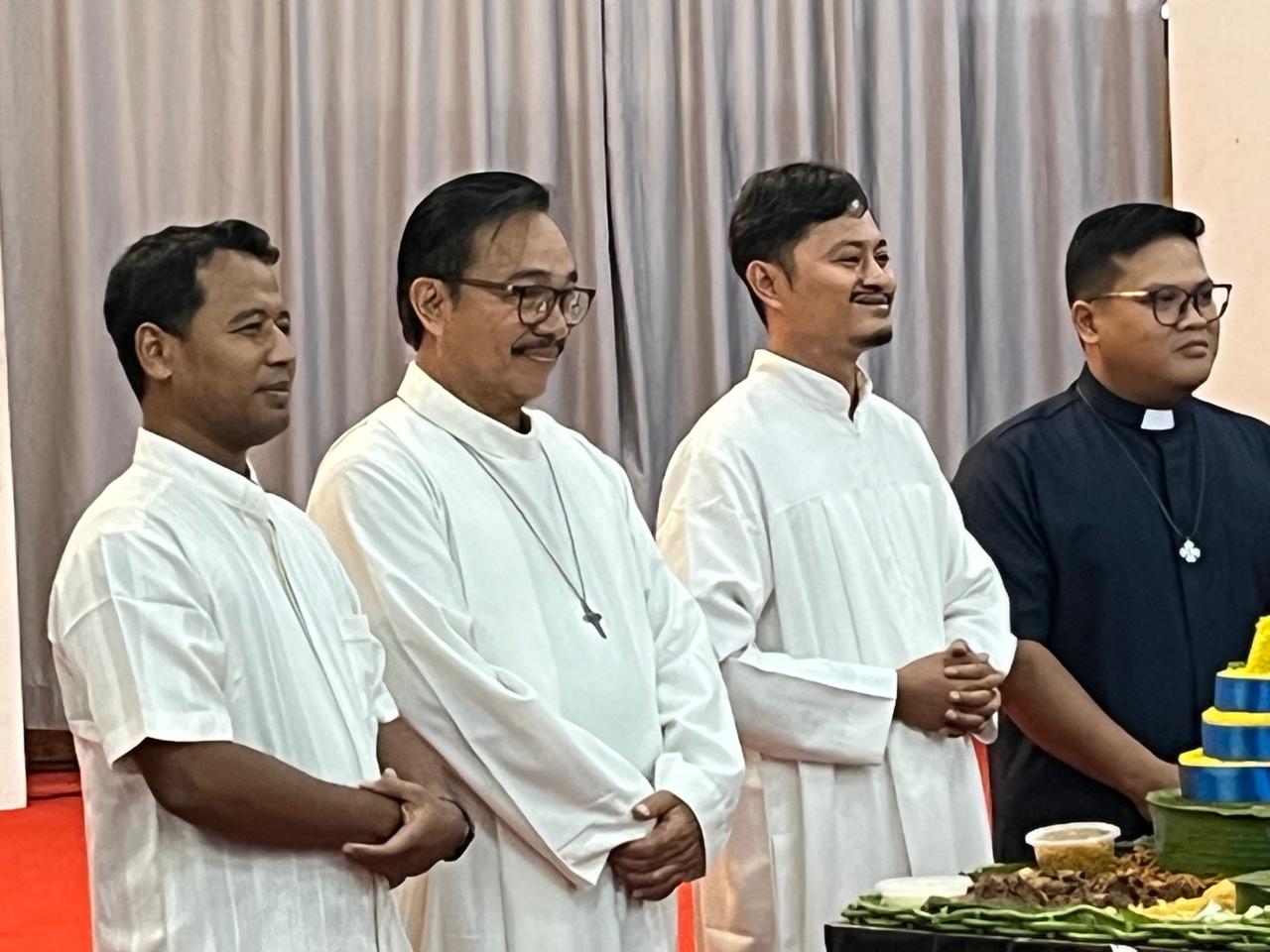 Simfoni Syukur di Altar Katedral: Refleksi Angka 8 dan Kesetiaan 32 Tahun Imamat Romo Keuskupan Agung Palembang Simfoni Syukur di Altar Katedral: Refleksi Angka 8 dan Kesetiaan 32 Tahun Imamat Romo Keuskupan Agung Palembang