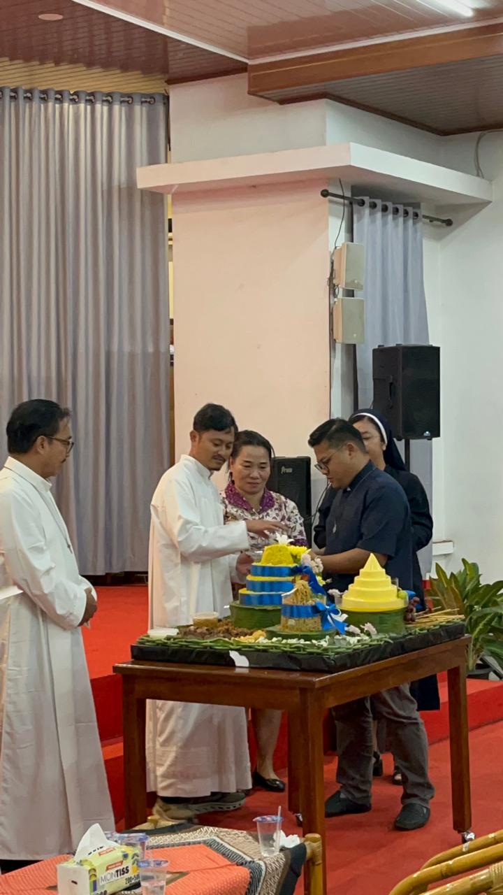 Simfoni Syukur di Altar Katedral: Refleksi Angka 8 dan Kesetiaan 32 Tahun Imamat Romo Keuskupan Agung Palembang Simfoni Syukur di Altar Katedral: Refleksi Angka 8 dan Kesetiaan 32 Tahun Imamat Romo Keuskupan Agung Palembang