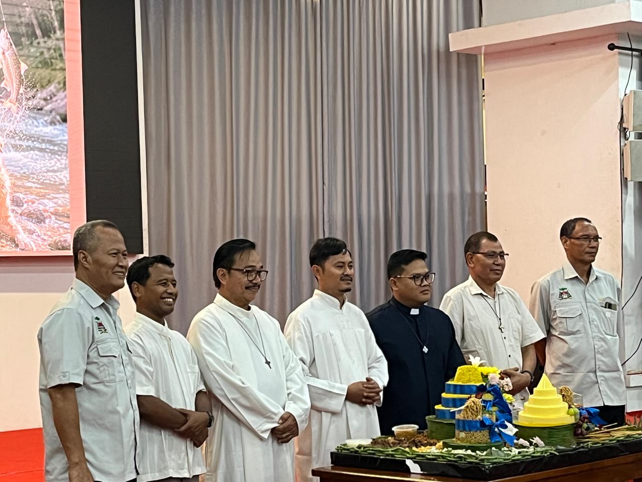 Simfoni Syukur di Altar Katedral: Refleksi Angka 8 dan Kesetiaan 32 Tahun Imamat Romo Keuskupan Agung Palembang Simfoni Syukur di Altar Katedral: Refleksi Angka 8 dan Kesetiaan 32 Tahun Imamat Romo Keuskupan Agung Palembang