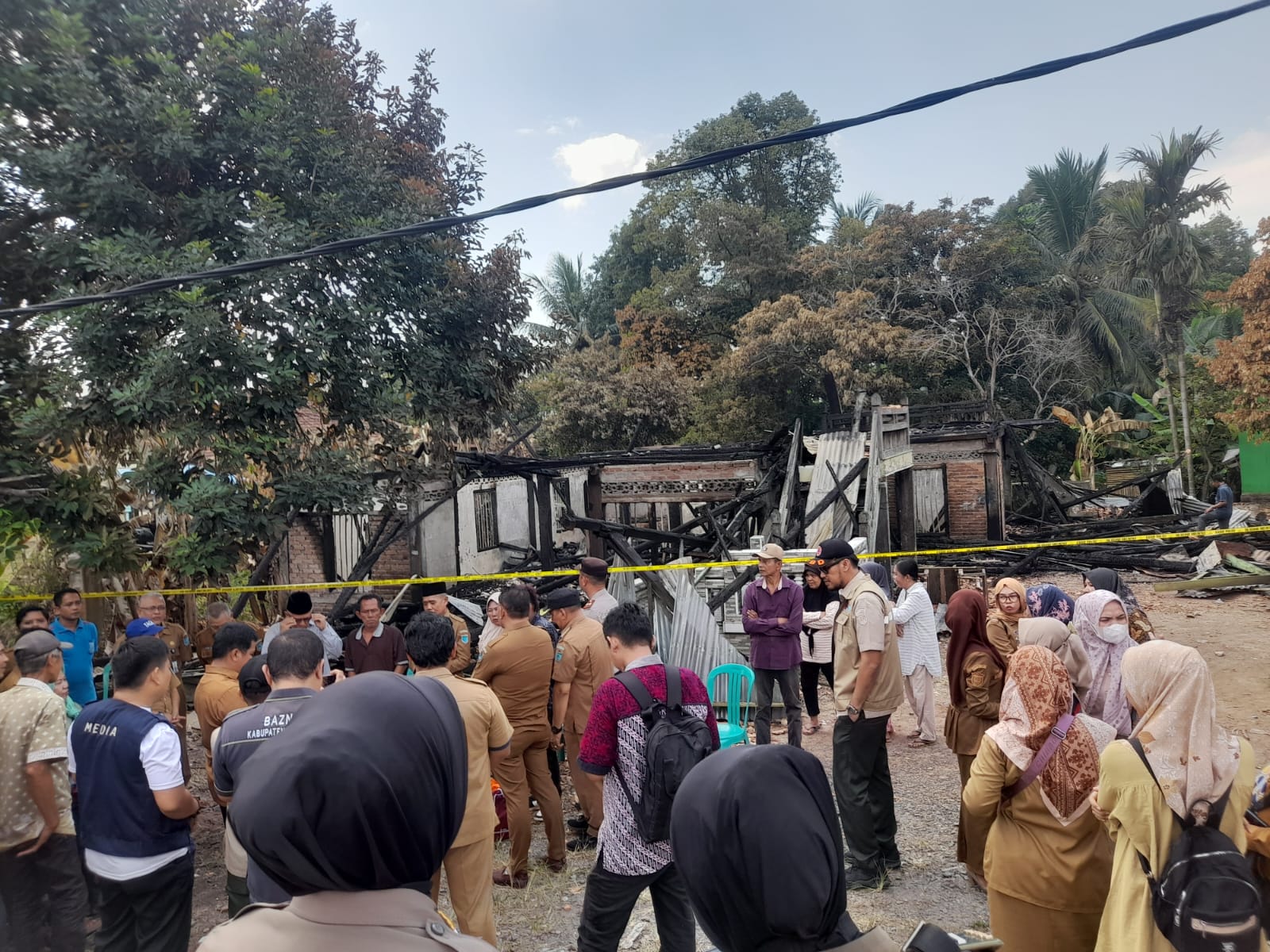 Wakil Bupati Ogan Ilir Tinjau Rumah Efendi yang Hangus Terbakar di Desa Sungai Pinang II
