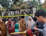 Wakil Bupati Ogan Ilir Tinjau Rumah Efendi yang Hangus Terbakar di Desa Sungai Pinang II