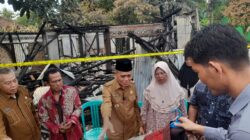 Wakil Bupati Ogan Ilir Tinjau Rumah Efendi yang Hangus Terbakar di Desa Sungai Pinang II