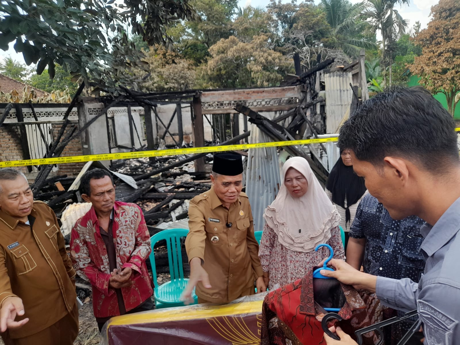 Wakil Bupati Ogan Ilir Tinjau Rumah Efendi yang Hangus Terbakar di Desa Sungai Pinang II