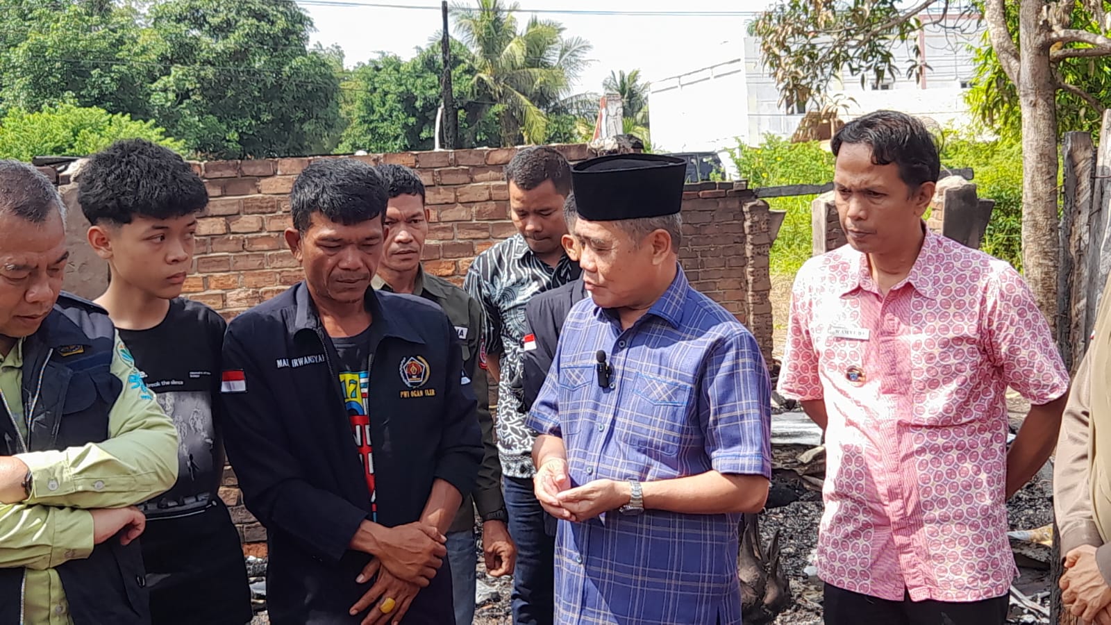 Wabup Ogan Ilir Ardani Tinjau Lokasi Kebakaran Rumah Sekjen PWI OI di Pulau Semambu Wabup Ogan Ilir Ardani Tinjau Lokasi Kebakaran Rumah Sekjen PWI OI di Pulau Semambu