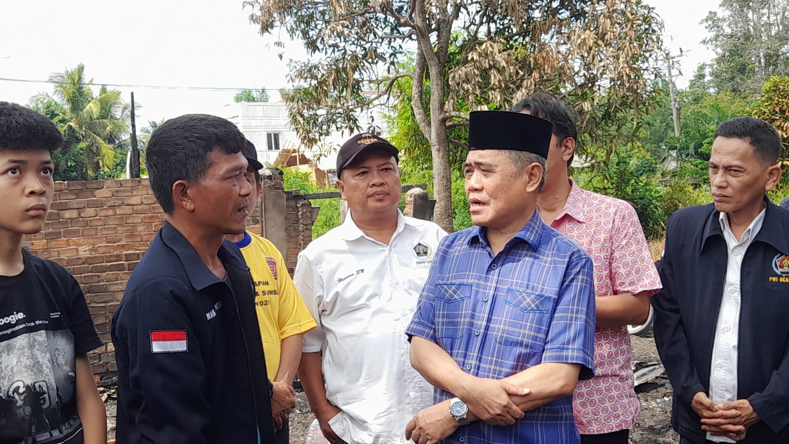 Wabup Ogan Ilir Ardani Tinjau Lokasi Kebakaran Rumah Sekjen PWI OI di Pulau Semambu Wabup Ogan Ilir Ardani Tinjau Lokasi Kebakaran Rumah Sekjen PWI OI di Pulau Semambu
