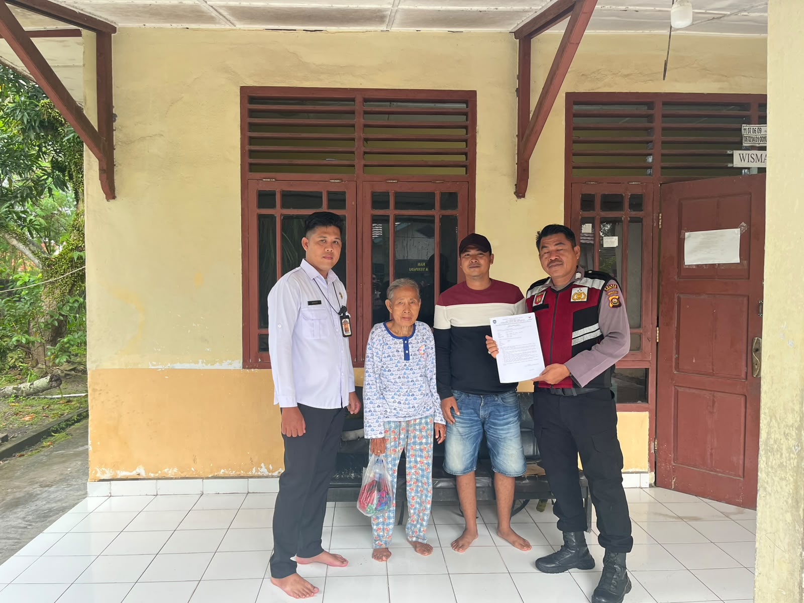 Patroli Humanis Sat Samapta Polres Ogan Ilir Bantu Lansia Pikun Kembali ke Keluarga Patroli Humanis Sat Samapta Polres Ogan Ilir Bantu Lansia Pikun Kembali ke Keluarga