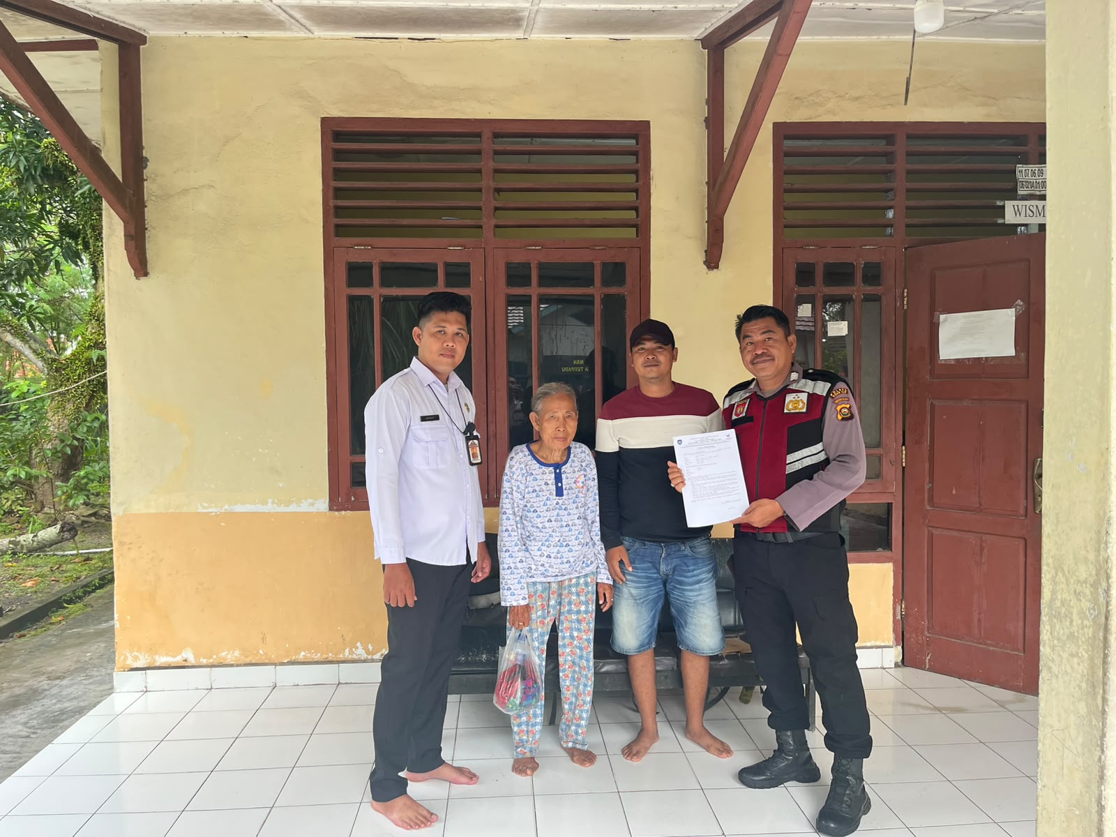 Patroli Humanis Sat Samapta Polres Ogan Ilir Bantu Lansia Pikun Kembali ke Keluarga Patroli Humanis Sat Samapta Polres Ogan Ilir Bantu Lansia Pikun Kembali ke Keluarga