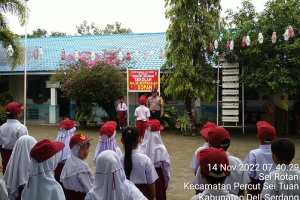 Aiptu Rizal Darmawan. SSos Pimpin Upacara Bendera Di SD Neg 101871 Batang Kuis