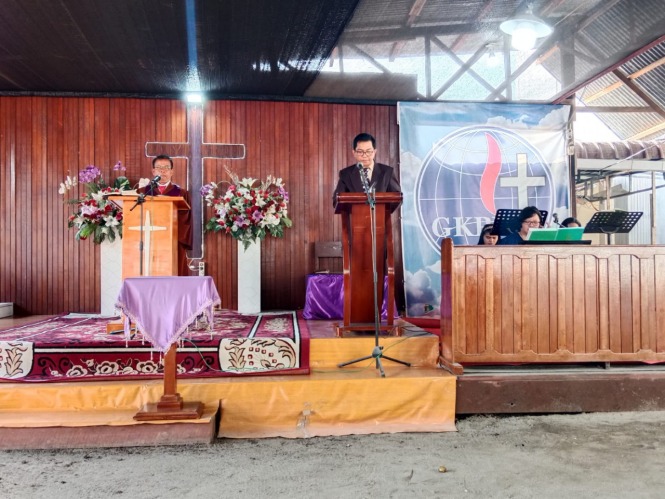 Jemaat Beribadah di Tengah Pembangunan, Harapan dan Doa Menggema Jemaat Beribadah di Tengah Pembangunan, Harapan dan Doa Menggema