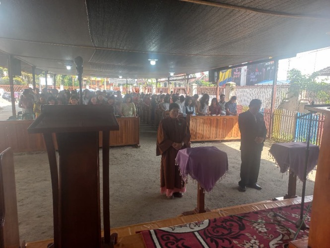 Jemaat Beribadah di Tengah Pembangunan, Harapan dan Doa Menggema Jemaat Beribadah di Tengah Pembangunan, Harapan dan Doa Menggema