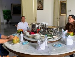 Presiden Jokowi Yang Duduk di Tengah Memakai Kemeja Putih. Sementara itu, Prabowo Yang Mengenakan Kemeja Biru Lengan Pendek Duduk Berhadapan Erick Thohir.