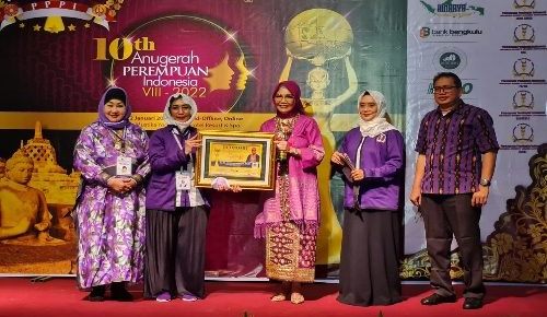 RA Anita Ketua DPRD Sumsel Raih Anugrah Perempuan Indonesia 2022