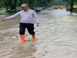 Walikota Palembang H Harnojoyo Langsung Turun Tangan, Telah Terjadi Banjir di Depan POM Bensin Poligon