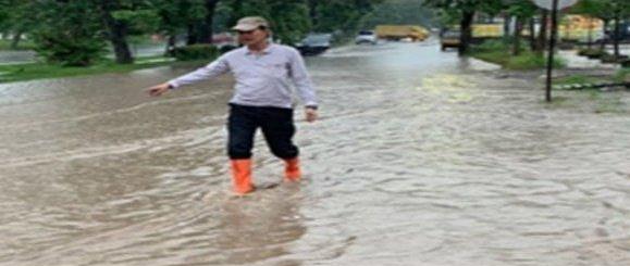 Walikota Palembang H Harnojoyo Langsung Turun Tangan, Telah Terjadi Banjir di Depan POM Bensin Poligon