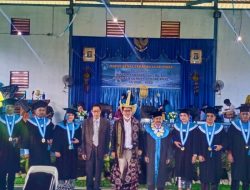 Prof.Drs.Mangadas Lumban Gaol M.Sc.Ph,D., Kepala LLDIKTI XV mengikuti Wisuda UNSTAR ke-13.
