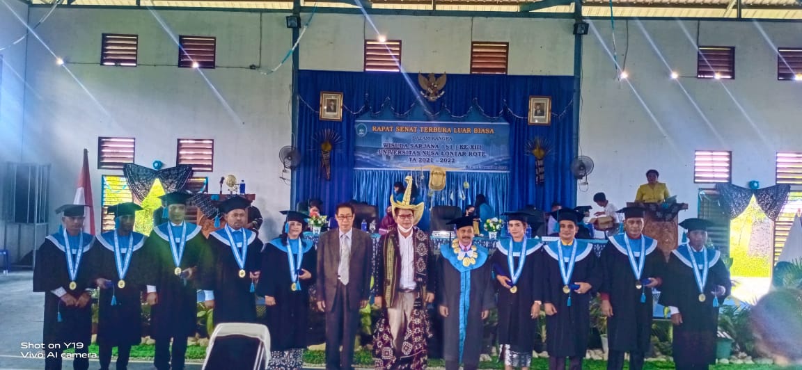 Prof.Drs.Mangadas Lumban Gaol M.Sc.Ph,D., Kepala LLDIKTI XV mengikuti Wisuda UNSTAR ke-13.