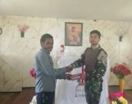 Minggu Kasih, Satgas Yonif 323 Berbagi Alkitab Dan Alat Musik Di Gereja Distrik Beoga