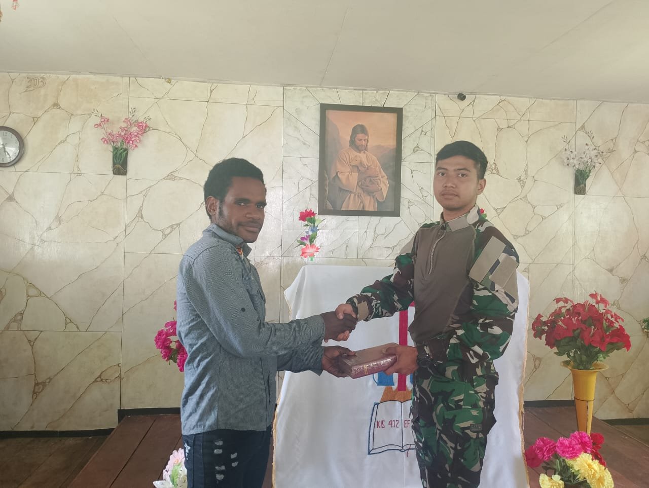 Minggu Kasih, Satgas Yonif 323 Berbagi Alkitab Dan Alat Musik Di Gereja Distrik Beoga Minggu Kasih, Satgas Yonif 323 Berbagi Alkitab Dan Alat Musik Di Gereja Distrik Beoga