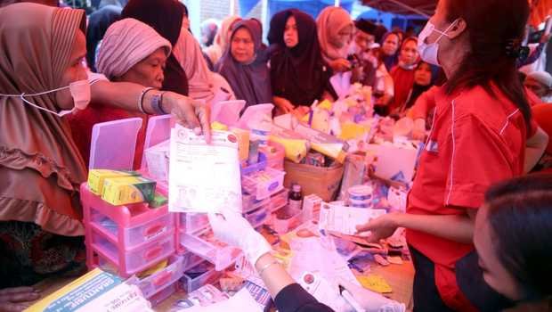 Azwar Anas Saksikan Pengobatan Gratis PDIP di Bogor Azwar Anas Saksikan Pengobatan Gratis PDIP di Bogor