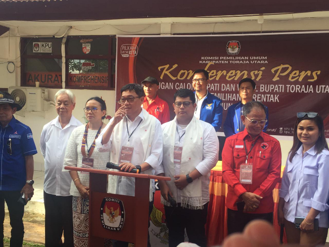 "Frederik V Palimbong dan Andrew B Silambi Daftar ke KPU : Mampukah Koalisi 10 Partai Mengguncang Pilkada Toraja Utara?"