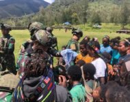 Minggu Berkah Satgas Yonif 323, Membagikan Pakaian Untuk Anak-Anak Pedalaman Papua Tengah