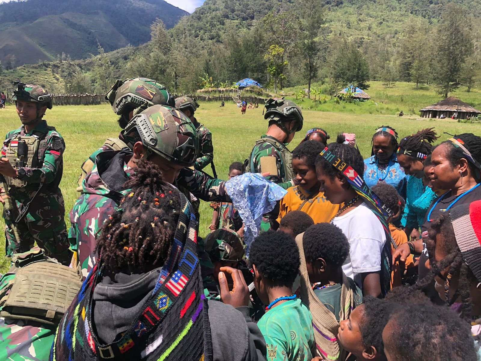 Minggu Berkah Satgas Yonif 323, Membagikan Pakaian Untuk Anak-Anak Pedalaman Papua Tengah
