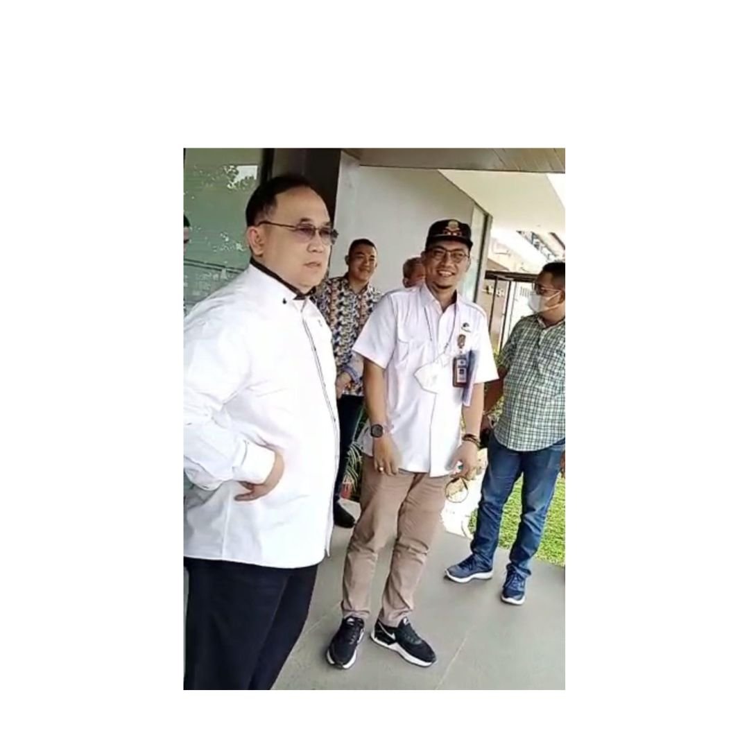 Anggota DPR RI Komisi V Ir. H. Edy Santana Putra,MT meninjau Terminal Alang-Alang Lebar terkait Dampak kenaikan BBM dan Ratas dengan jajaran pegawai BPTD 7 Sumsel. Anggota DPR RI Komisi V Ir. H. Edy Santana Putra,MT meninjau Terminal Alang-Alang Lebar terkait Dampak kenaikan BBM dan Ratas dengan jajaran pegawai BPTD 7 Sumsel.