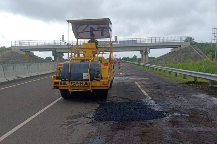 Tol Kayu Agung-Palembang-Betung yang Rusak di Perbaiki Menggunakan Aspal Korea